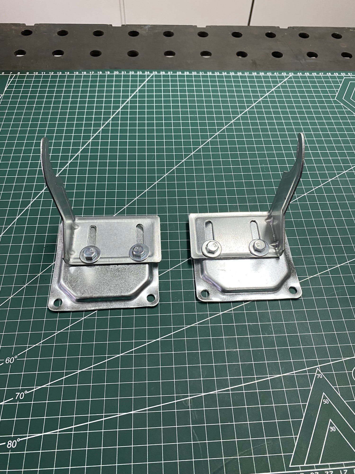 Podesiva zidna konzola za aluminijumske radijatore